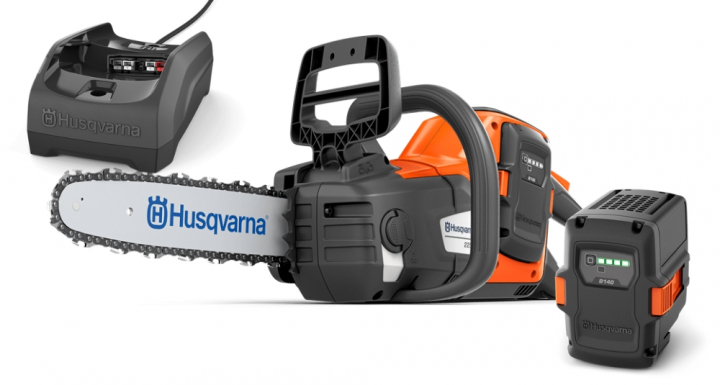 Husqvarna 225i + B140 & C80 in the group Forest and Garden Products / Husqvarna Chain saws / Battery Chainsaws at Gräsklipparbutiken (9705475-06)