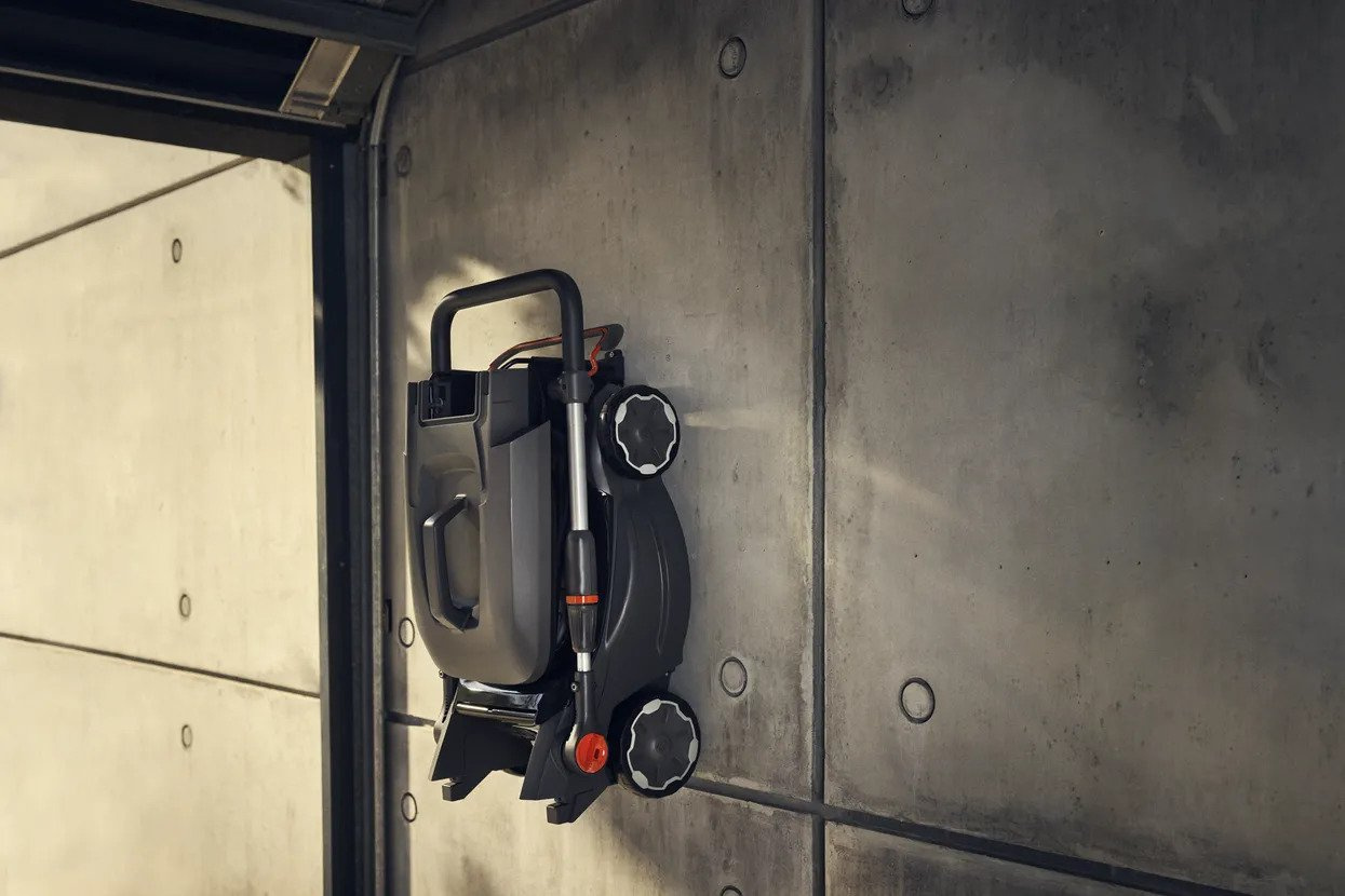 Husqvarna Aspire™ LC34A with battery and charger