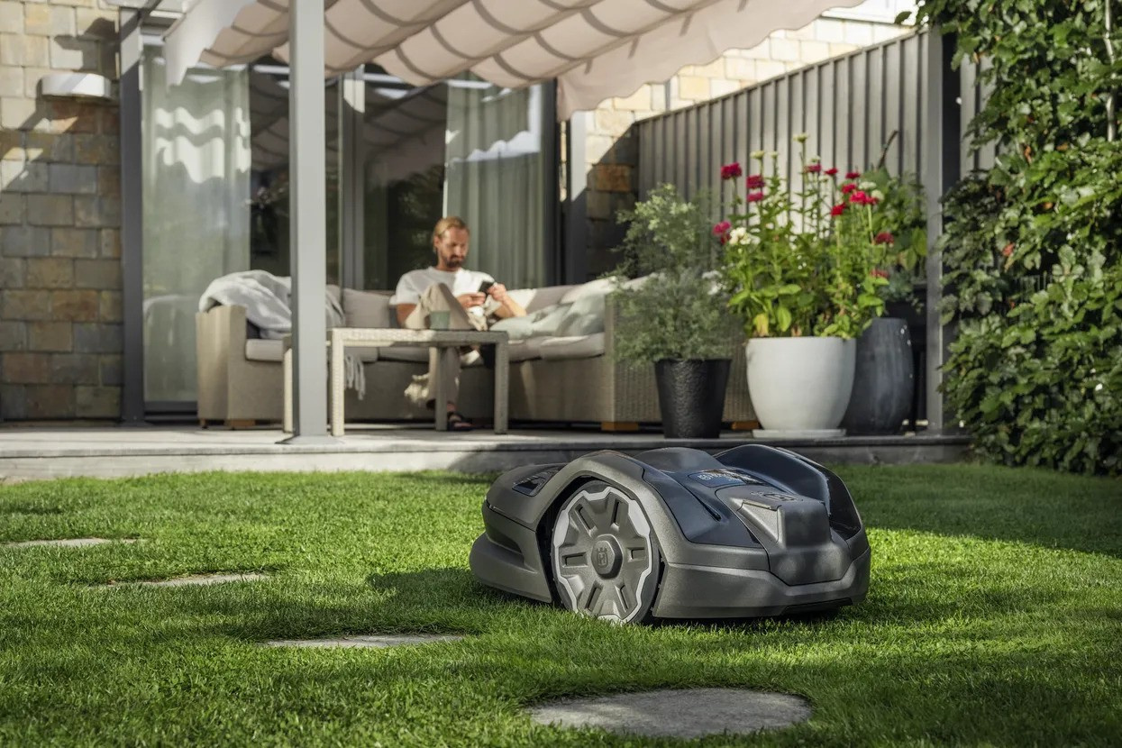 Husqvarna Automower® 305E Nera Robotic Lawn Mower with wire free technology