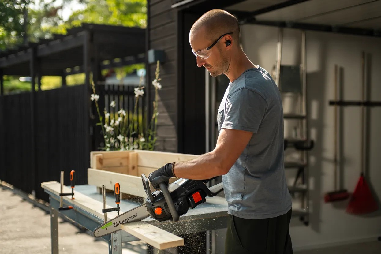 Husqvarna Aspire™ C15X-P4A with battery and charger