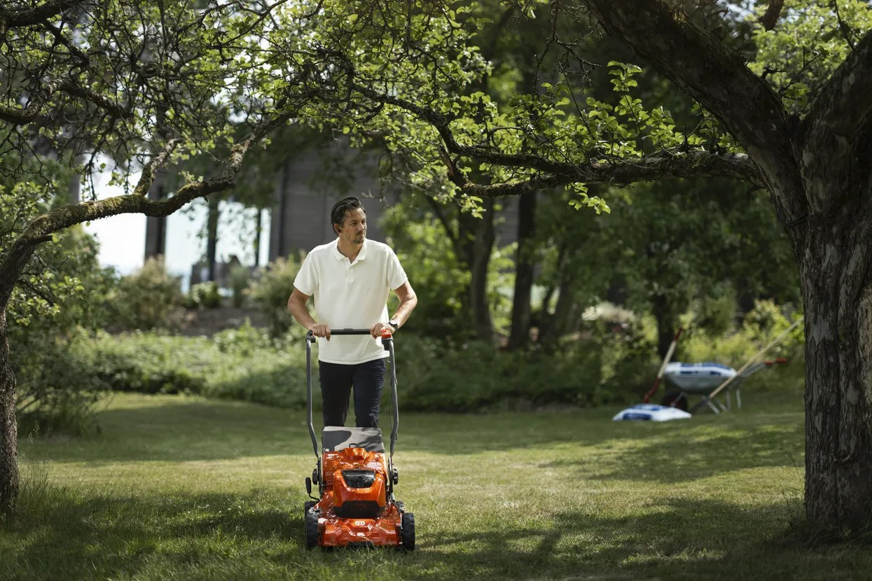 Husqvarna LC 251iS without battery and charger