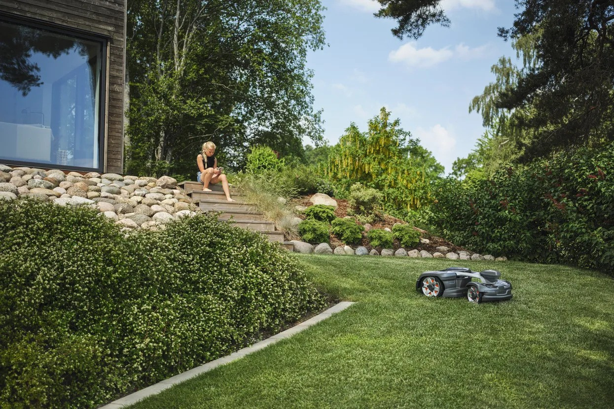 Husqvarna Automower® 435X AWD Nera Robotic Lawn Mower