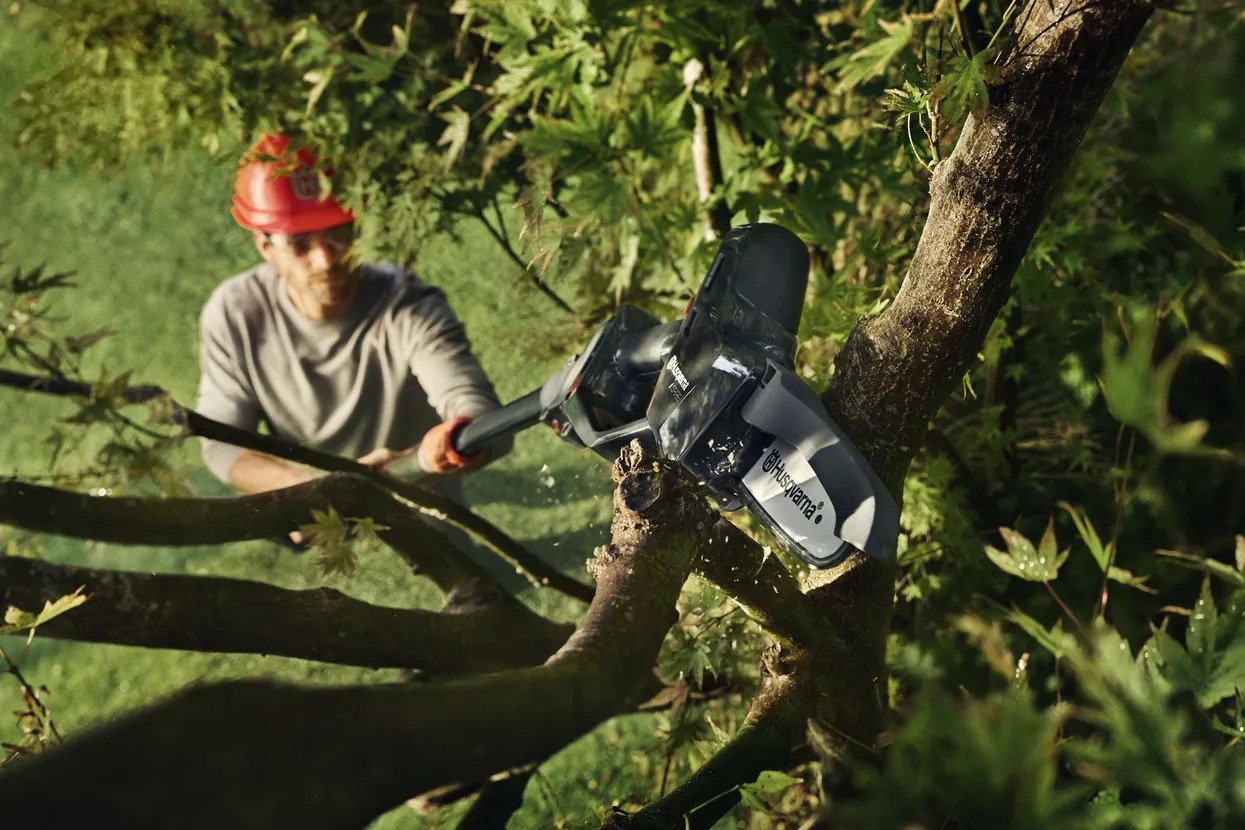 Husqvarna Aspire™ PE5 Pruner with battery and charger