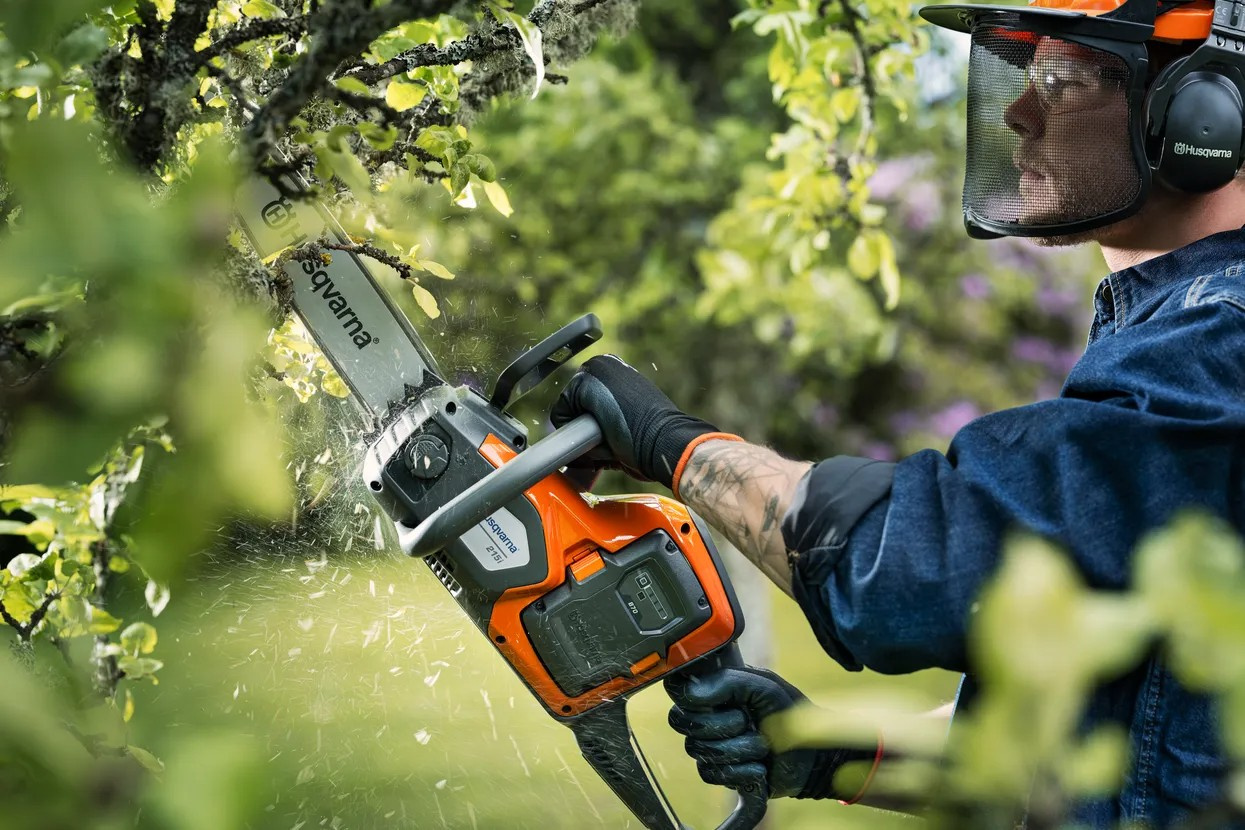 Husqvarna 215i battery chainsaw without battery and charger