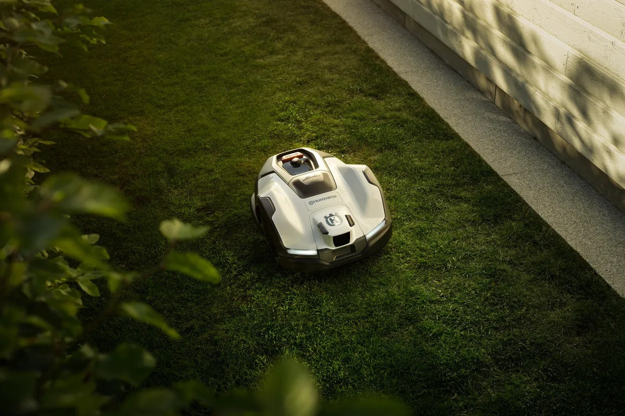 Husqvarna Automower® 405VE Nera Robotic Lawn Mower