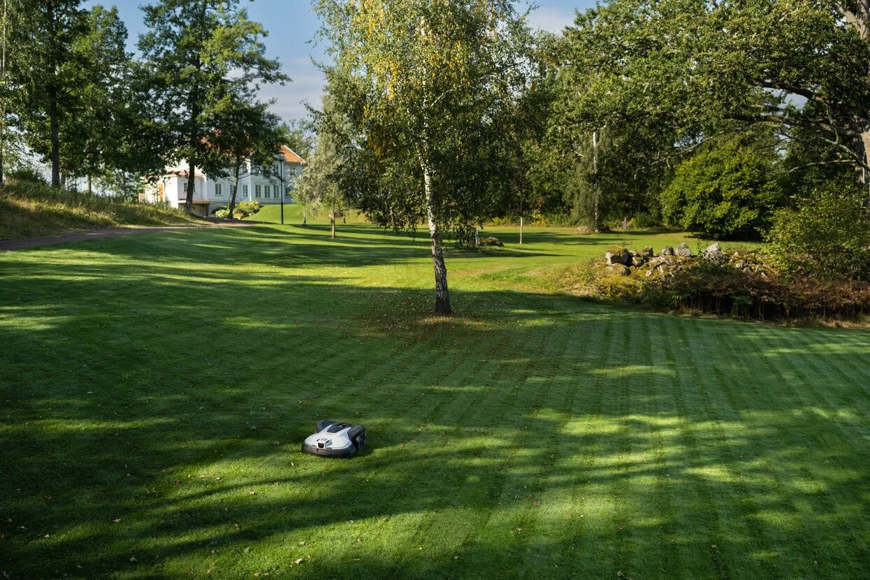 Husqvarna Automower® 430V Nera Robotic Lawn Mower