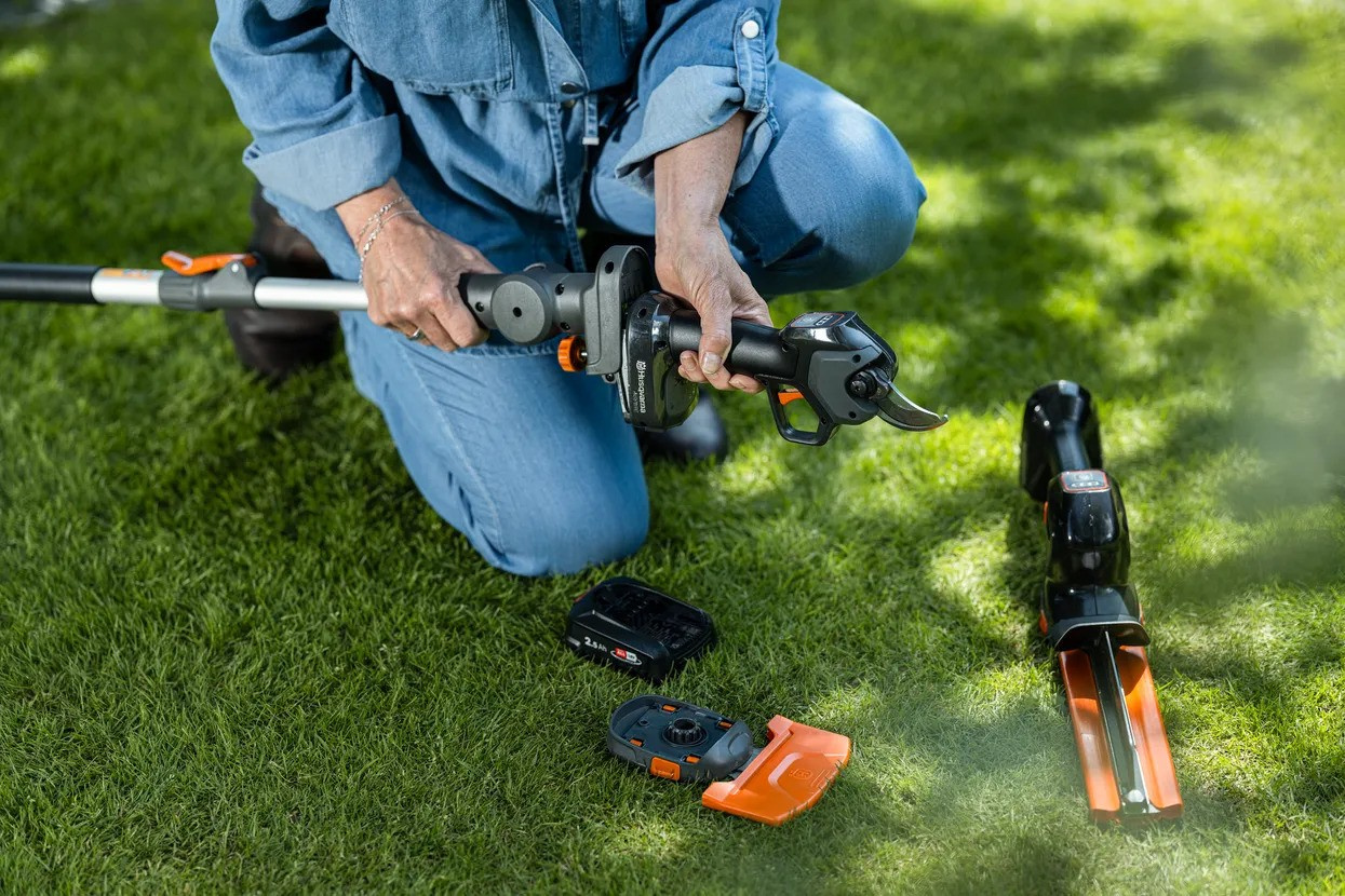 Husqvarna Aspire™ PS30X-P4A + Aspire™ pole with battery and charger