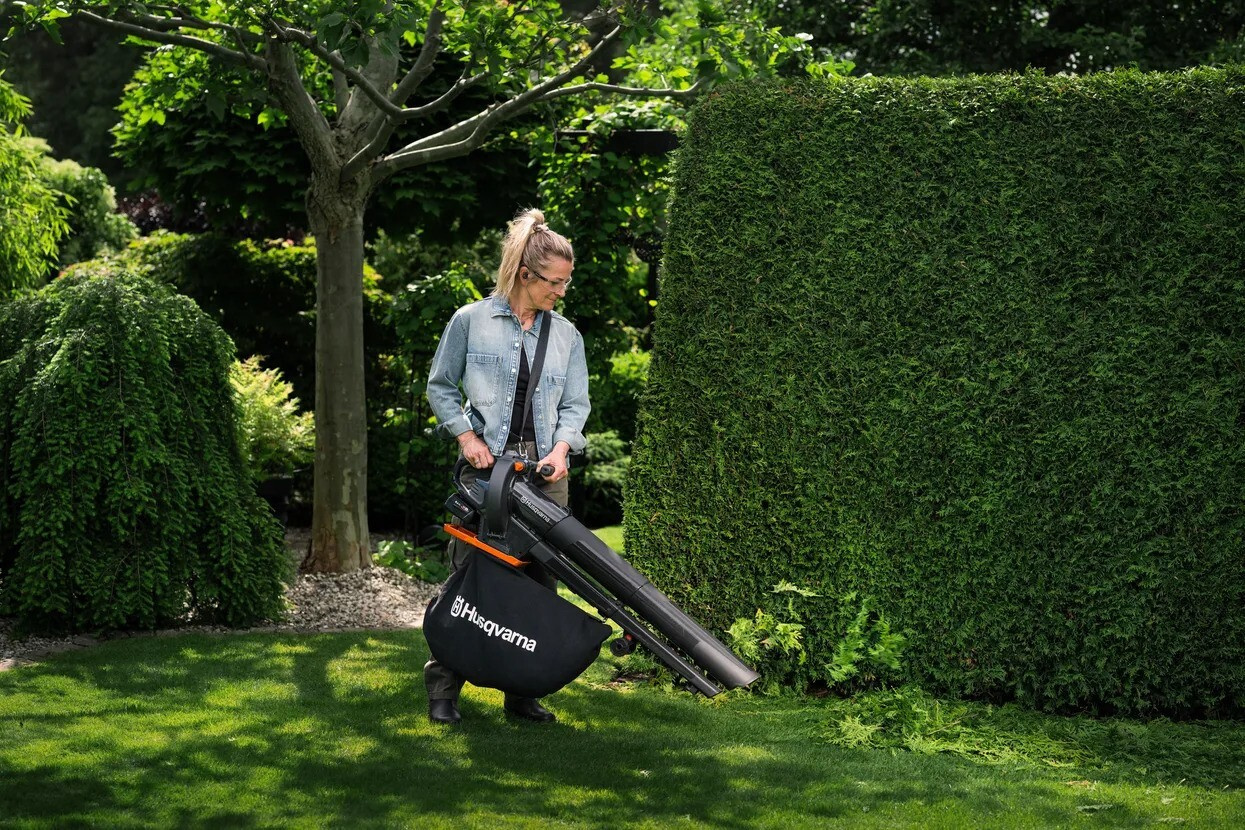 Husqvarna Aspire™ BVX-P4A with battery and charger