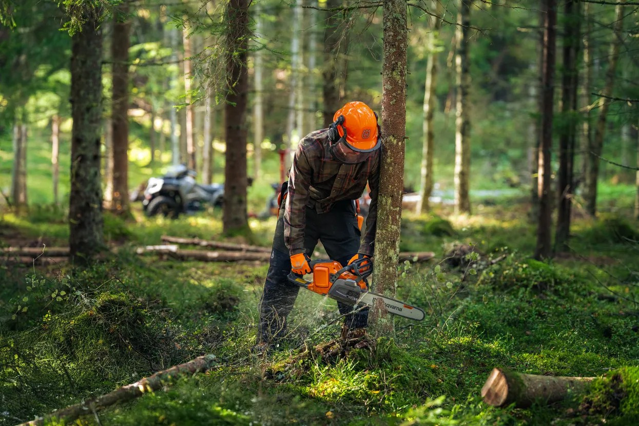 Husqvarna 440i battery chainsaw with battery and charger