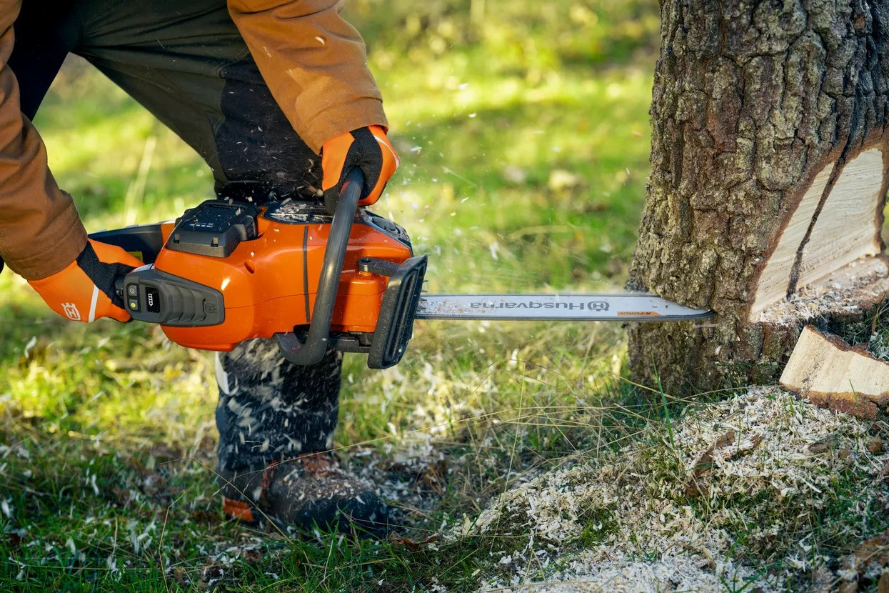 Husqvarna 440i battery chainsaw with battery and charger